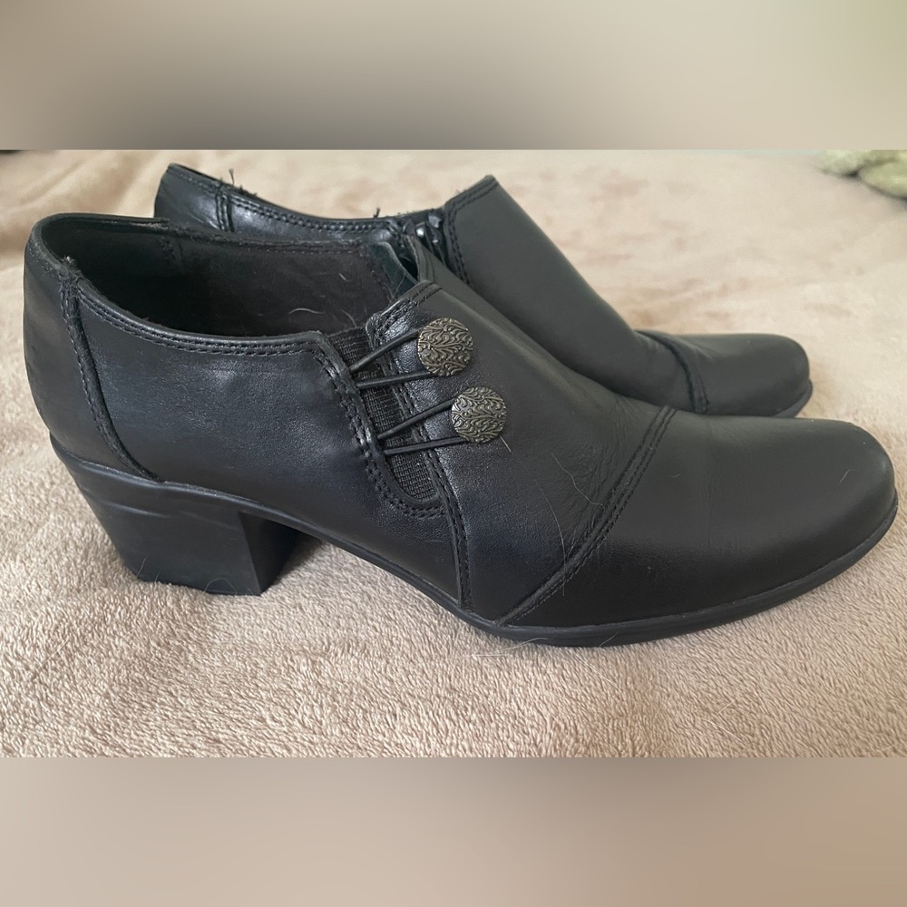 🌻5/$16🌻Clarks shoes - Picture 3 of 6